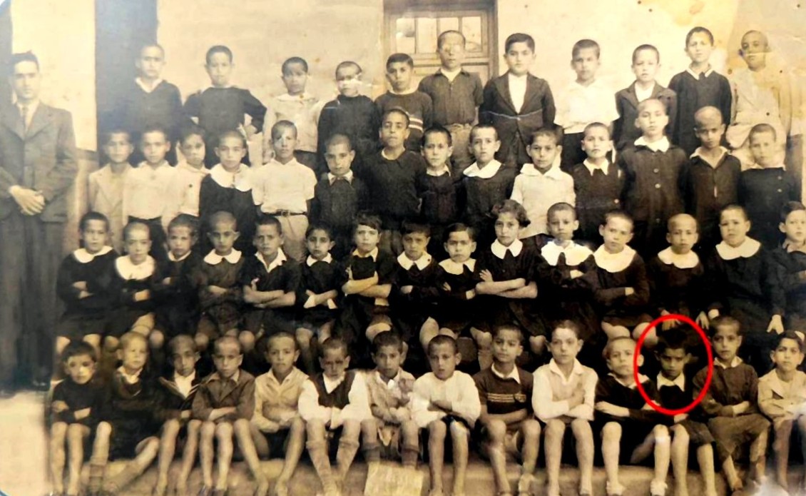 פנחס עם חבריו ברחובות קזבלנקה, שנות ה-40