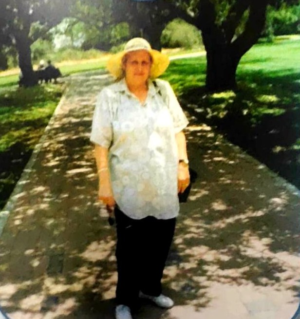 פרלה ופנחס במרוקו עם בני משפחה בלבוש מסורתי